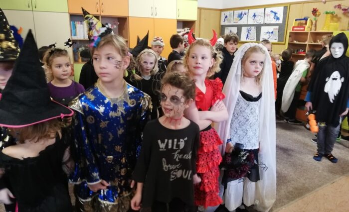 Halloweenská diskotéka.